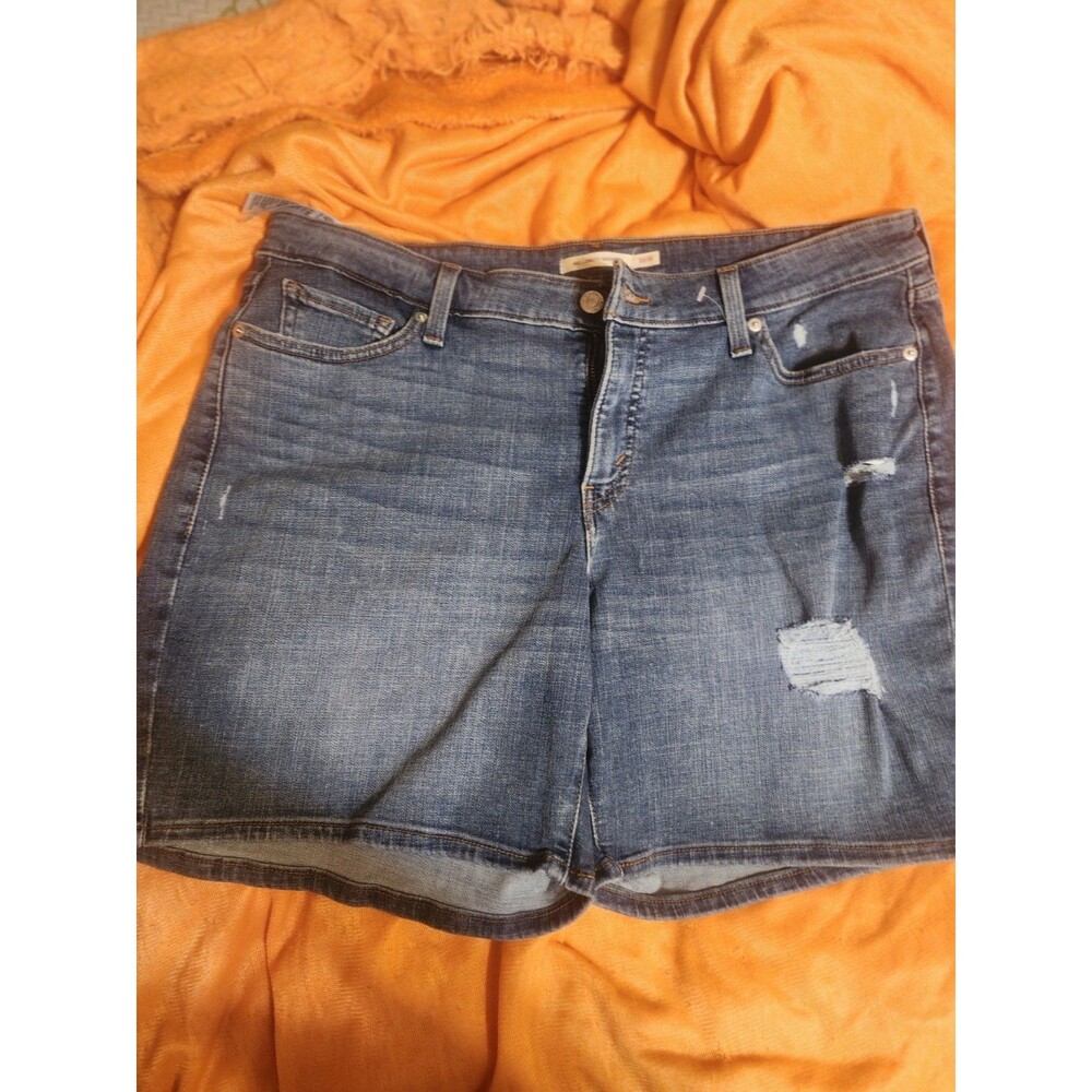 Levi's Women's Mid Length Shorts Size 16W NWOT